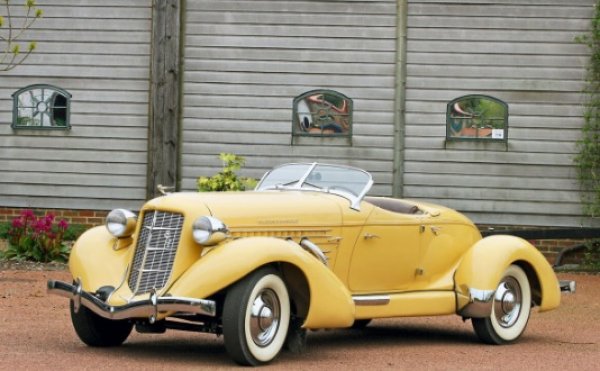 Бляскави като всяко предвоенно Alfa Romeo, Hispano-Suiza или Mercedes, колите на Auburn достигат своя дизайнерски зенит през моделната 1935 година. Невероятно постижение, нали? Въпреки всичко Auburn прекратява производството през 1937 г.